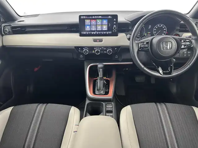 ホンダ ヴェゼル ハイブリッド e:HEV PLaY 千葉県 2021(令3)年 2.2万km プレミアムサンライトホワイトパール Honda CONNECTディスプレー/・Bluetooth/・フルセグTV/・USB（AppleCarplay）/ETC2.0車載器〈ナビゲーション連動〉/後退出庫サポート/パノラマルーフ/ワイヤレス充電器/e:HEV PLaY専用エクステリア/本革巻ステアリングホイール/ハンズフリーアクセスパワーテールゲート/LEDシーケンシャルターンシグナルランプ/ブラインドスポットインフォメーション/ステアリングヒーター/運転席&助手席シートヒーター/後席充電用USBジャック/シートバックポケット&スマートフォンポケット/本革巻セレクトレバー/Honda SENSING/フルLEDヘッドライト/LEDフォグライト/マルチインフォメーション・ディスプレー/ヒルディセントコントロール/フルオート・エアコンディショナー/チップアップ＆ダイブダウン機構付6:4分割可倒式リアシート/オートリトラミラー/リバース連動ドアミラー/18インチアルミホイール