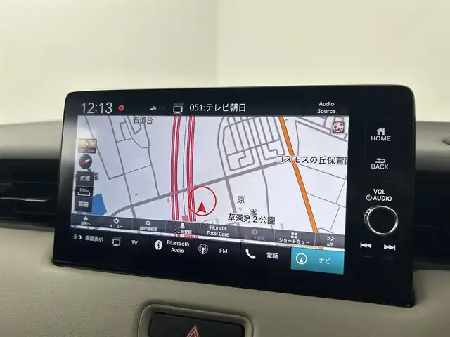 ホンダ ヴェゼル ハイブリッド e:HEV PLaY 千葉県 2021(令3)年 2.2万km プレミアムサンライトホワイトパール Honda CONNECTディスプレー/・Bluetooth/・フルセグTV/・USB（AppleCarplay）/ETC2.0車載器〈ナビゲーション連動〉/後退出庫サポート/パノラマルーフ/ワイヤレス充電器/e:HEV PLaY専用エクステリア/本革巻ステアリングホイール/ハンズフリーアクセスパワーテールゲート/LEDシーケンシャルターンシグナルランプ/ブラインドスポットインフォメーション/ステアリングヒーター/運転席&助手席シートヒーター/後席充電用USBジャック/シートバックポケット&スマートフォンポケット/本革巻セレクトレバー/Honda SENSING/フルLEDヘッドライト/LEDフォグライト/マルチインフォメーション・ディスプレー/ヒルディセントコントロール/フルオート・エアコンディショナー/チップアップ＆ダイブダウン機構付6:4分割可倒式リアシート/オートリトラミラー/リバース連動ドアミラー/18インチアルミホイール