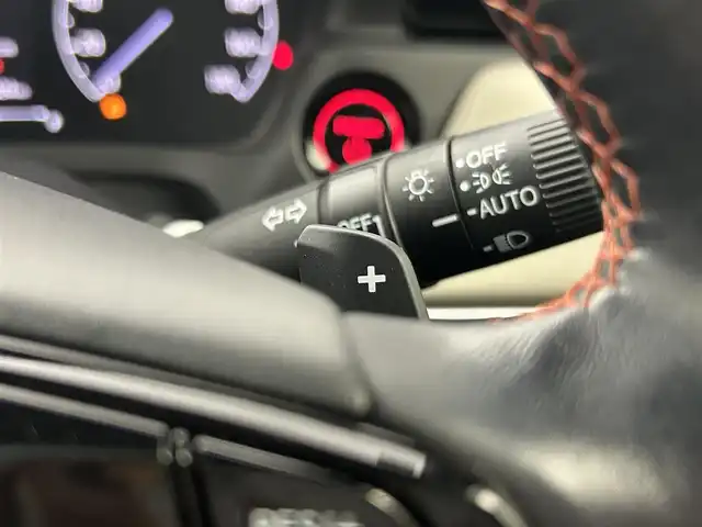 ホンダ ヴェゼル ハイブリッド e:HEV PLaY 千葉県 2021(令3)年 2.2万km プレミアムサンライトホワイトパール Honda CONNECTディスプレー/・Bluetooth/・フルセグTV/・USB（AppleCarplay）/ETC2.0車載器〈ナビゲーション連動〉/後退出庫サポート/パノラマルーフ/ワイヤレス充電器/e:HEV PLaY専用エクステリア/本革巻ステアリングホイール/ハンズフリーアクセスパワーテールゲート/LEDシーケンシャルターンシグナルランプ/ブラインドスポットインフォメーション/ステアリングヒーター/運転席&助手席シートヒーター/後席充電用USBジャック/シートバックポケット&スマートフォンポケット/本革巻セレクトレバー/Honda SENSING/フルLEDヘッドライト/LEDフォグライト/マルチインフォメーション・ディスプレー/ヒルディセントコントロール/フルオート・エアコンディショナー/チップアップ＆ダイブダウン機構付6:4分割可倒式リアシート/オートリトラミラー/リバース連動ドアミラー/18インチアルミホイール