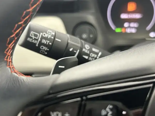 ホンダ ヴェゼル ハイブリッド e:HEV PLaY 千葉県 2021(令3)年 2.2万km プレミアムサンライトホワイトパール Honda CONNECTディスプレー/・Bluetooth/・フルセグTV/・USB（AppleCarplay）/ETC2.0車載器〈ナビゲーション連動〉/後退出庫サポート/パノラマルーフ/ワイヤレス充電器/e:HEV PLaY専用エクステリア/本革巻ステアリングホイール/ハンズフリーアクセスパワーテールゲート/LEDシーケンシャルターンシグナルランプ/ブラインドスポットインフォメーション/ステアリングヒーター/運転席&助手席シートヒーター/後席充電用USBジャック/シートバックポケット&スマートフォンポケット/本革巻セレクトレバー/Honda SENSING/フルLEDヘッドライト/LEDフォグライト/マルチインフォメーション・ディスプレー/ヒルディセントコントロール/フルオート・エアコンディショナー/チップアップ＆ダイブダウン機構付6:4分割可倒式リアシート/オートリトラミラー/リバース連動ドアミラー/18インチアルミホイール