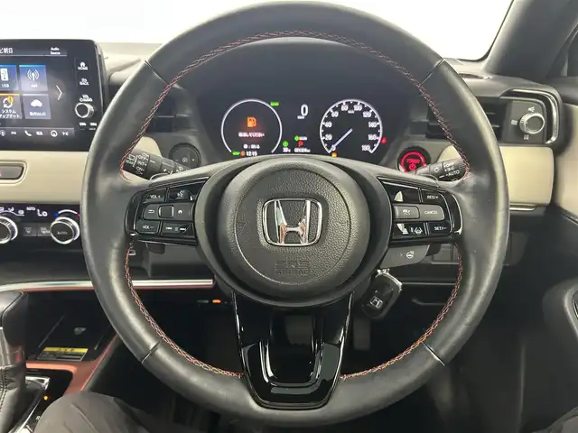 ホンダ ヴェゼル ハイブリッド e:HEV PLaY 千葉県 2021(令3)年 2.2万km プレミアムサンライトホワイトパール Honda CONNECTディスプレー/・Bluetooth/・フルセグTV/・USB（AppleCarplay）/ETC2.0車載器〈ナビゲーション連動〉/後退出庫サポート/パノラマルーフ/ワイヤレス充電器/e:HEV PLaY専用エクステリア/本革巻ステアリングホイール/ハンズフリーアクセスパワーテールゲート/LEDシーケンシャルターンシグナルランプ/ブラインドスポットインフォメーション/ステアリングヒーター/運転席&助手席シートヒーター/後席充電用USBジャック/シートバックポケット&スマートフォンポケット/本革巻セレクトレバー/Honda SENSING/フルLEDヘッドライト/LEDフォグライト/マルチインフォメーション・ディスプレー/ヒルディセントコントロール/フルオート・エアコンディショナー/チップアップ＆ダイブダウン機構付6:4分割可倒式リアシート/オートリトラミラー/リバース連動ドアミラー/18インチアルミホイール