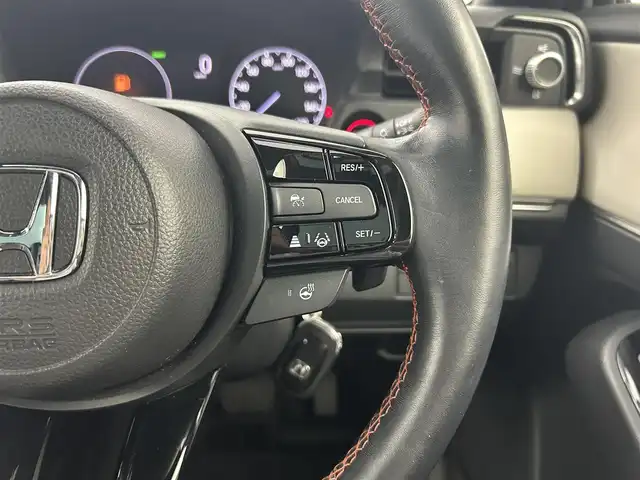 ホンダ ヴェゼル ハイブリッド e:HEV PLaY 千葉県 2021(令3)年 2.2万km プレミアムサンライトホワイトパール Honda CONNECTディスプレー/・Bluetooth/・フルセグTV/・USB（AppleCarplay）/ETC2.0車載器〈ナビゲーション連動〉/後退出庫サポート/パノラマルーフ/ワイヤレス充電器/e:HEV PLaY専用エクステリア/本革巻ステアリングホイール/ハンズフリーアクセスパワーテールゲート/LEDシーケンシャルターンシグナルランプ/ブラインドスポットインフォメーション/ステアリングヒーター/運転席&助手席シートヒーター/後席充電用USBジャック/シートバックポケット&スマートフォンポケット/本革巻セレクトレバー/Honda SENSING/フルLEDヘッドライト/LEDフォグライト/マルチインフォメーション・ディスプレー/ヒルディセントコントロール/フルオート・エアコンディショナー/チップアップ＆ダイブダウン機構付6:4分割可倒式リアシート/オートリトラミラー/リバース連動ドアミラー/18インチアルミホイール
