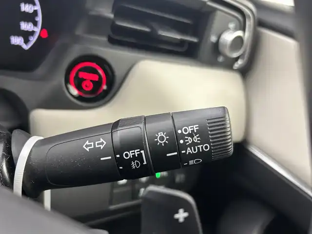 ホンダ ヴェゼル ハイブリッド e:HEV PLaY 千葉県 2021(令3)年 2.2万km プレミアムサンライトホワイトパール Honda CONNECTディスプレー/・Bluetooth/・フルセグTV/・USB（AppleCarplay）/ETC2.0車載器〈ナビゲーション連動〉/後退出庫サポート/パノラマルーフ/ワイヤレス充電器/e:HEV PLaY専用エクステリア/本革巻ステアリングホイール/ハンズフリーアクセスパワーテールゲート/LEDシーケンシャルターンシグナルランプ/ブラインドスポットインフォメーション/ステアリングヒーター/運転席&助手席シートヒーター/後席充電用USBジャック/シートバックポケット&スマートフォンポケット/本革巻セレクトレバー/Honda SENSING/フルLEDヘッドライト/LEDフォグライト/マルチインフォメーション・ディスプレー/ヒルディセントコントロール/フルオート・エアコンディショナー/チップアップ＆ダイブダウン機構付6:4分割可倒式リアシート/オートリトラミラー/リバース連動ドアミラー/18インチアルミホイール