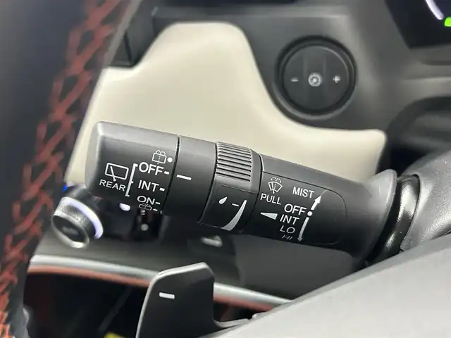 ホンダ ヴェゼル ハイブリッド e:HEV PLaY 千葉県 2021(令3)年 2.2万km プレミアムサンライトホワイトパール Honda CONNECTディスプレー/・Bluetooth/・フルセグTV/・USB（AppleCarplay）/ETC2.0車載器〈ナビゲーション連動〉/後退出庫サポート/パノラマルーフ/ワイヤレス充電器/e:HEV PLaY専用エクステリア/本革巻ステアリングホイール/ハンズフリーアクセスパワーテールゲート/LEDシーケンシャルターンシグナルランプ/ブラインドスポットインフォメーション/ステアリングヒーター/運転席&助手席シートヒーター/後席充電用USBジャック/シートバックポケット&スマートフォンポケット/本革巻セレクトレバー/Honda SENSING/フルLEDヘッドライト/LEDフォグライト/マルチインフォメーション・ディスプレー/ヒルディセントコントロール/フルオート・エアコンディショナー/チップアップ＆ダイブダウン機構付6:4分割可倒式リアシート/オートリトラミラー/リバース連動ドアミラー/18インチアルミホイール