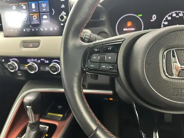 ホンダ ヴェゼル ハイブリッド e:HEV PLaY 千葉県 2021(令3)年 2.2万km プレミアムサンライトホワイトパール Honda CONNECTディスプレー/・Bluetooth/・フルセグTV/・USB（AppleCarplay）/ETC2.0車載器〈ナビゲーション連動〉/後退出庫サポート/パノラマルーフ/ワイヤレス充電器/e:HEV PLaY専用エクステリア/本革巻ステアリングホイール/ハンズフリーアクセスパワーテールゲート/LEDシーケンシャルターンシグナルランプ/ブラインドスポットインフォメーション/ステアリングヒーター/運転席&助手席シートヒーター/後席充電用USBジャック/シートバックポケット&スマートフォンポケット/本革巻セレクトレバー/Honda SENSING/フルLEDヘッドライト/LEDフォグライト/マルチインフォメーション・ディスプレー/ヒルディセントコントロール/フルオート・エアコンディショナー/チップアップ＆ダイブダウン機構付6:4分割可倒式リアシート/オートリトラミラー/リバース連動ドアミラー/18インチアルミホイール