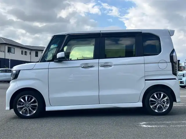 ホンダ Ｎ ＢＯＸ カスタム EX 静岡県 2022(令4)年 3.4万km プラチナホワイトパール エンジンスタートボタン/保証書/取扱説明書/パワーステアリング/パワーウィンドウ/アイドリングストップ/スマートキー（スペアキー1本）/AAC/クルーズコントロール/バックカメラ/純正SDナビ（フルセグTV、BT接続、DVD再生機能、CDチェンジャー）/USB入力端子/ビルトインETC/ウォークスルー/純正フロアマット/純正アルミホイール/布系シート/D+N席シートヒーター/両側パワースライドドア/ABS/横滑り防止装置/コーナーセンサー/レーンキープアシスト/オートライト/オートマチックハイビーム/LEDヘッドライト/W+サイドエアバッグ/衝突軽減システム/カーテンエアバック