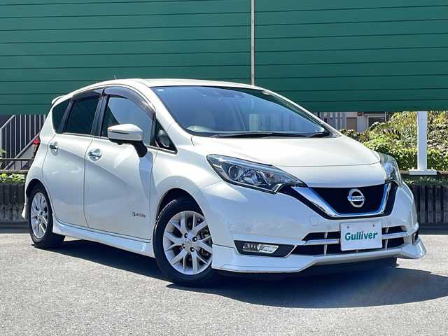 日産 ノート e－パワー メダリスト 茨城県 2018(平30)年 5.3万km ブリリアントホワイトパール 純正7型ナビ/Bluetooth/デジタルインナーミラー/ドライブレコーダー/全周囲カメラ/レザーシート/純正フロアマット/純正15インチアルミホイール/クルーズコントロール/横滑り防止装置/コーナーセンサー前後/レーン逸脱警報/オートライト/LEDヘッドライト/スマートキー