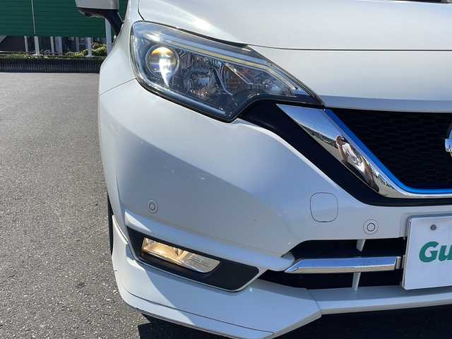 日産 ノート e－パワー メダリスト 茨城県 2018(平30)年 5.3万km ブリリアントホワイトパール 純正7型ナビ/Bluetooth/デジタルインナーミラー/ドライブレコーダー/全周囲カメラ/レザーシート/純正フロアマット/純正15インチアルミホイール/クルーズコントロール/横滑り防止装置/コーナーセンサー前後/レーン逸脱警報/オートライト/LEDヘッドライト/スマートキー