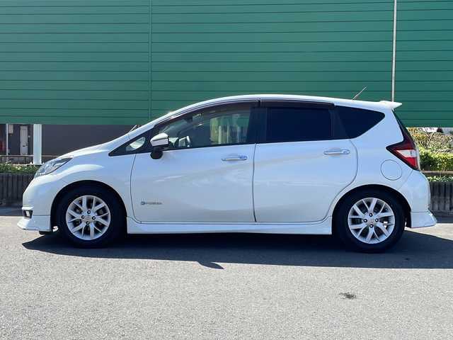 日産 ノート e－パワー メダリスト 茨城県 2018(平30)年 5.3万km ブリリアントホワイトパール 純正7型ナビ/Bluetooth/デジタルインナーミラー/ドライブレコーダー/全周囲カメラ/レザーシート/純正フロアマット/純正15インチアルミホイール/クルーズコントロール/横滑り防止装置/コーナーセンサー前後/レーン逸脱警報/オートライト/LEDヘッドライト/スマートキー