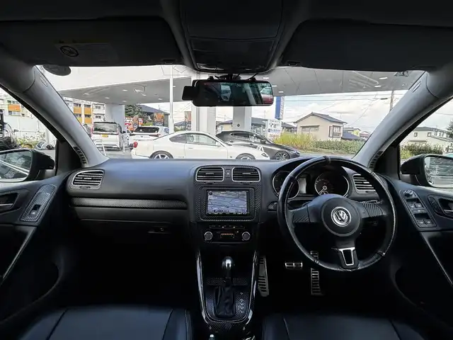 フォルクスワーゲン ゴルフ TSI コンフォートライン 熊本県 2011(平23)年 6.8万km ディープブラックパールエフェクト 社外HDDナビ/【ワンセグTV/CD/DVD/AUX】/ミラー型ドライブレコーダー/ETC/革調シートカバー/オートライト/ヘッドライトレベライザー/リモコンキー/純正フロアマット/純正アルミホイール/車両取扱説明書