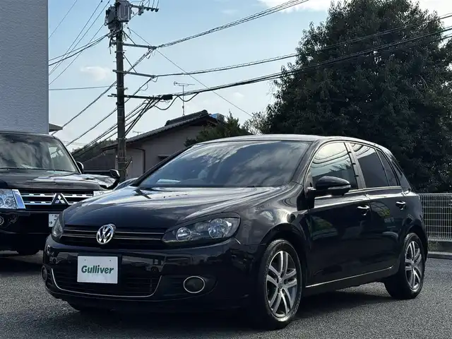 フォルクスワーゲン ゴルフ TSI コンフォートライン 熊本県 2011(平23)年 6.8万km ディープブラックパールエフェクト 社外HDDナビ/【ワンセグTV/CD/DVD/AUX】/ミラー型ドライブレコーダー/ETC/革調シートカバー/オートライト/ヘッドライトレベライザー/リモコンキー/純正フロアマット/純正アルミホイール/車両取扱説明書