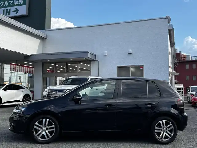 フォルクスワーゲン ゴルフ TSI コンフォートライン 熊本県 2011(平23)年 6.8万km ディープブラックパールエフェクト 社外HDDナビ/【ワンセグTV/CD/DVD/AUX】/ミラー型ドライブレコーダー/ETC/革調シートカバー/オートライト/ヘッドライトレベライザー/リモコンキー/純正フロアマット/純正アルミホイール/車両取扱説明書