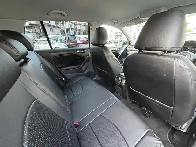 フォルクスワーゲン ゴルフ TSI コンフォートライン 熊本県 2011(平23)年 6.8万km ディープブラックパールエフェクト 社外HDDナビ/【ワンセグTV/CD/DVD/AUX】/ミラー型ドライブレコーダー/ETC/革調シートカバー/オートライト/ヘッドライトレベライザー/リモコンキー/純正フロアマット/純正アルミホイール/車両取扱説明書