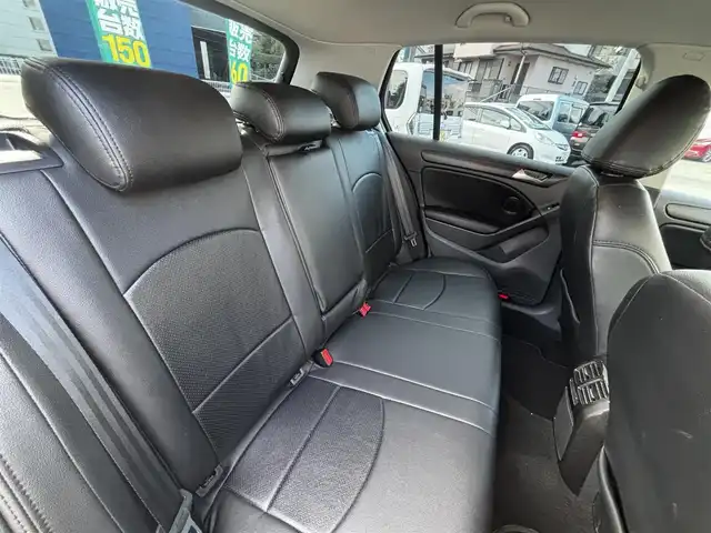 フォルクスワーゲン ゴルフ TSI コンフォートライン 熊本県 2011(平23)年 6.8万km ディープブラックパールエフェクト 社外HDDナビ/【ワンセグTV/CD/DVD/AUX】/ミラー型ドライブレコーダー/ETC/革調シートカバー/オートライト/ヘッドライトレベライザー/リモコンキー/純正フロアマット/純正アルミホイール/車両取扱説明書