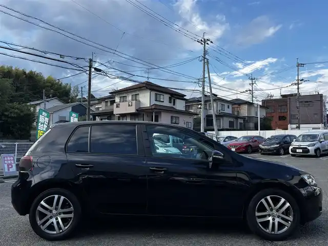フォルクスワーゲン ゴルフ TSI コンフォートライン 熊本県 2011(平23)年 6.8万km ディープブラックパールエフェクト 社外HDDナビ/【ワンセグTV/CD/DVD/AUX】/ミラー型ドライブレコーダー/ETC/革調シートカバー/オートライト/ヘッドライトレベライザー/リモコンキー/純正フロアマット/純正アルミホイール/車両取扱説明書