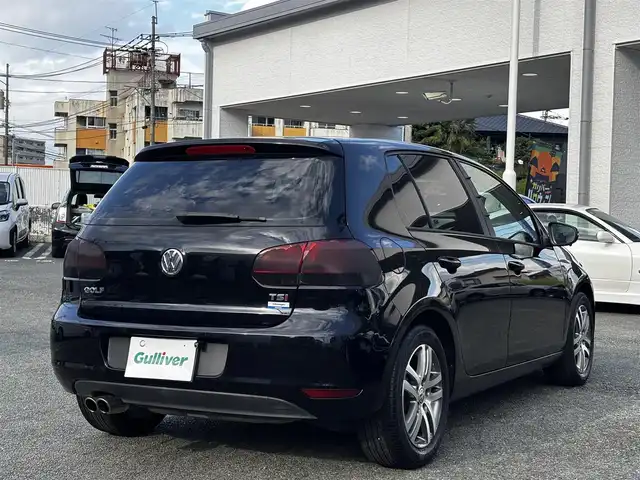 フォルクスワーゲン ゴルフ TSI コンフォートライン 熊本県 2011(平23)年 6.8万km ディープブラックパールエフェクト 社外HDDナビ/【ワンセグTV/CD/DVD/AUX】/ミラー型ドライブレコーダー/ETC/革調シートカバー/オートライト/ヘッドライトレベライザー/リモコンキー/純正フロアマット/純正アルミホイール/車両取扱説明書