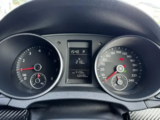 フォルクスワーゲン ゴルフ TSI コンフォートライン 熊本県 2011(平23)年 6.8万km ディープブラックパールエフェクト 社外HDDナビ/【ワンセグTV/CD/DVD/AUX】/ミラー型ドライブレコーダー/ETC/革調シートカバー/オートライト/ヘッドライトレベライザー/リモコンキー/純正フロアマット/純正アルミホイール/車両取扱説明書