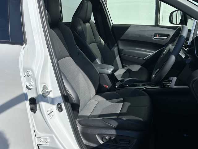 トヨタ カローラ クロス ハイブリッド Z 山形県 2025(令7)年 0.7万km プラチナホワイトパールマイカ 純正ナビ/（AM/FM/フルセグ/BT）/ガラスルーフ/ステアリングスイッチ/レーダークルーズコントロール/パーキングアシスト/全周囲カメラ/モデリスタエアロ（Fスポイラー）/前後コーナーセンサー/前席シートヒーター/運転席パワーシート/電動パーキング/オートブレーキホールド/電動リアゲート/ビルトインETC2.0/BSM/電動格納ミラー/ルーフレール