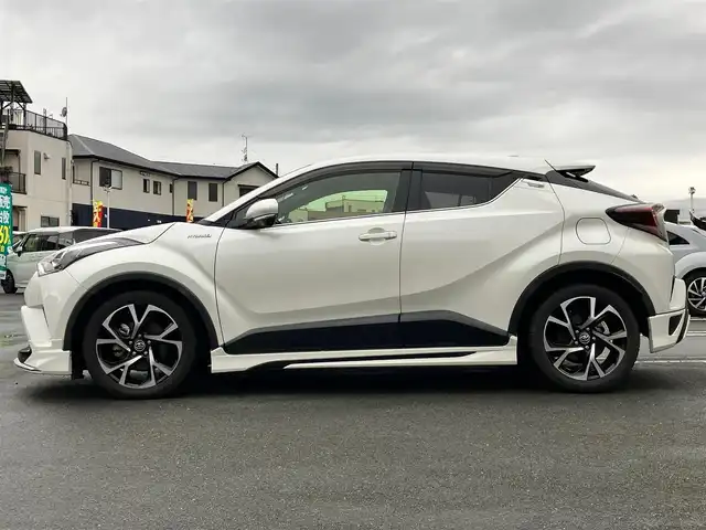 トヨタ Ｃ－ＨＲ G 静岡県 2017(平29)年 5.1万km ホワイトパールクリスタルシャイン フルモデリスタエアロ/ALPINE製9インチナビ/バックカメラ/保証書/取扱説明書/エンジンスタートボタン/パワーステアリング/パワーウィンドウ/アイドリングストップ/スマートキー/オートエアコン/レーダークルーズコントロール/ETC/純正フロアマット/純正アルミホイール/ハーフレザーシート/D席N席シートヒーター/ABS/横滑り防止装置/コーナーセンサー前後/レーンキープアシスト/オートライト/オートマチックハイビーム/LEDヘッドライト/W+サイドエアバッグ/衝突軽減システム/カーテンエアバッグ/BSM/HDMI接続