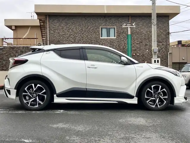 トヨタ Ｃ－ＨＲ G 静岡県 2017(平29)年 5.1万km ホワイトパールクリスタルシャイン フルモデリスタエアロ/ALPINE製9インチナビ/バックカメラ/保証書/取扱説明書/エンジンスタートボタン/パワーステアリング/パワーウィンドウ/アイドリングストップ/スマートキー/オートエアコン/レーダークルーズコントロール/ETC/純正フロアマット/純正アルミホイール/ハーフレザーシート/D席N席シートヒーター/ABS/横滑り防止装置/コーナーセンサー前後/レーンキープアシスト/オートライト/オートマチックハイビーム/LEDヘッドライト/W+サイドエアバッグ/衝突軽減システム/カーテンエアバッグ/BSM/HDMI接続