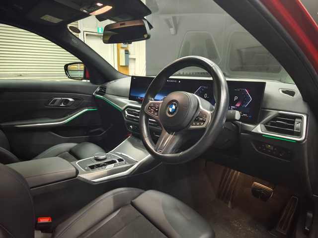 ＢＭＷ ３２０ｉ Mスポーツ 群馬県 2023(令5)年 2.2万km メルボルンレッド BMWライブコックピット/ヘッドアップディスプレイ/19インチAW/アップルカープレイ/純正HDDナビ/全方位カメラ/LEDヘッドライト/パワーシート/シートヒーター/純正フロアマット/ETC2.0