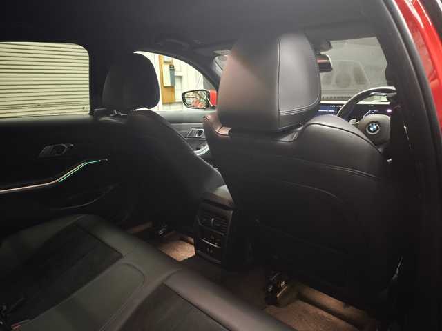 ＢＭＷ ３２０ｉ Mスポーツ 群馬県 2023(令5)年 2.2万km メルボルンレッド BMWライブコックピット/ヘッドアップディスプレイ/19インチAW/アップルカープレイ/純正HDDナビ/全方位カメラ/LEDヘッドライト/パワーシート/シートヒーター/純正フロアマット/ETC2.0