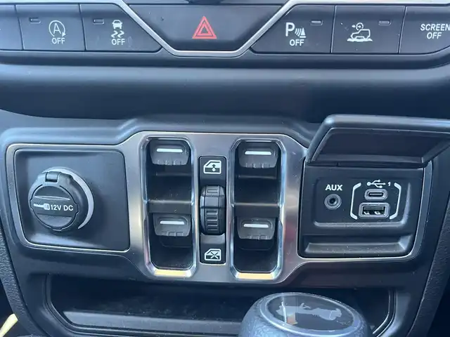 クライスラー・ジープ ジープ ラングラー アンリミテッド アイランダー 静岡県 2021(令3)年 4万km 黄 100台限定車/ホワイトハードトップ/アイランダー ボンネットデカール/純正ナビ/(Bluetooth/AppleCarPlay/AUX/USB/AM/FM)/ACC/セーフティードライブアシスト/ブラインドスポットモニター/ダウンヒルアシストコントロール/バック・サイドカメラ/純正17インチアルミホイール/LEDライト/スペアタイヤカバー（ティキ・ボブ イラスト入り）/ドライブレコーダー /ETC