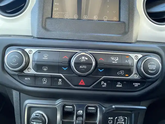 クライスラー・ジープ ジープ ラングラー アンリミテッド アイランダー 静岡県 2021(令3)年 4万km 黄 100台限定車/ホワイトハードトップ/アイランダー ボンネットデカール/純正ナビ/(Bluetooth/AppleCarPlay/AUX/USB/AM/FM)/ACC/セーフティードライブアシスト/ブラインドスポットモニター/ダウンヒルアシストコントロール/バック・サイドカメラ/純正17インチアルミホイール/LEDライト/スペアタイヤカバー（ティキ・ボブ イラスト入り）/ドライブレコーダー /ETC