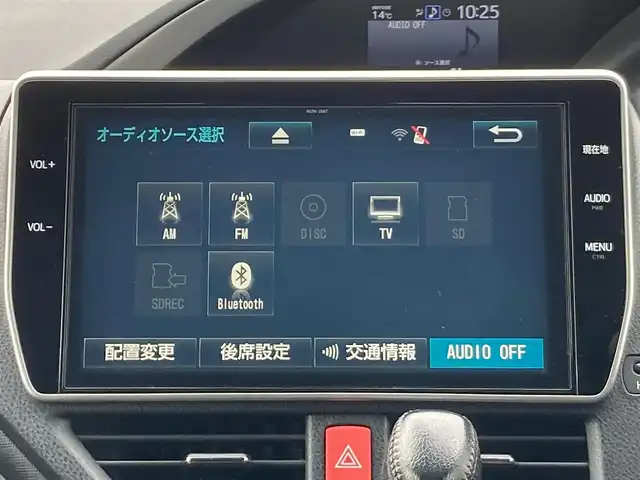 トヨタ ヴォクシー ZS 煌 千葉県 2018(平30)年 2.5万km ホワイトパールクリスタルシャイン 純正10インチナビ/(CD/DVD/BT/AM/FM)/バックカメラ/衝突被害軽減システム/車線逸脱警報/クルーズコントロール/フリップダウンモニター/両側パワースライドドア/横滑り防止装置/ETC2.0/アイドリングストップ/LEDヘッドライト/フォグランプ/オートライト/ウィンカーミラー/純正16インチAW/シートリフター/プッシュスタート/スマートキー/フロアマット/ドアバイザー/取扱説明書/保証書