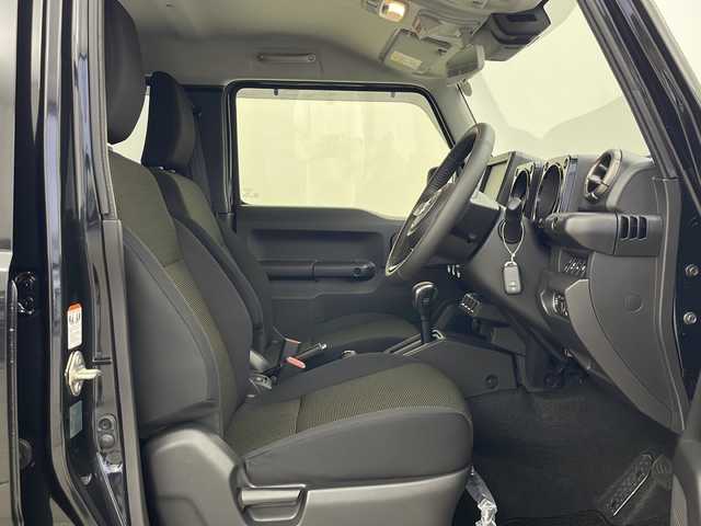 スズキ ジムニー ノマド FC 秋田県 2025(令7)年 0.1千km 黒 副変変速機付きパートタイム4WD/衝突軽減ブレーキ/横滑り防止/LDA/ヒルディセントコントロール/純正ドアバイザー/純正フロアマット/電動格納ミラー/LEDヘッドライト/レーダークルーズコントロール/オートライト/フォグ/シートヒーター（DN席）/コーナーセンサー（後ろ）/スマートキー/スペアキー