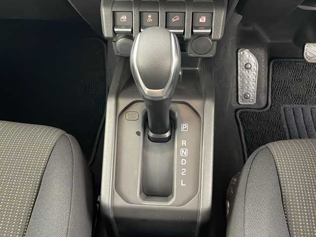 スズキ ジムニー ノマド FC 秋田県 2025(令7)年 0.1千km 黒 副変変速機付きパートタイム4WD/衝突軽減ブレーキ/横滑り防止/LDA/ヒルディセントコントロール/純正ドアバイザー/純正フロアマット/電動格納ミラー/LEDヘッドライト/レーダークルーズコントロール/オートライト/フォグ/シートヒーター（DN席）/コーナーセンサー（後ろ）/スマートキー/スペアキー