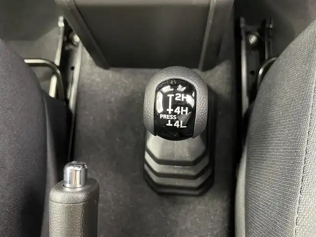スズキ ジムニー XC 福井県 2023(令5)年 0.5万km ブルーイッシュブラックパール3 ALPINEフローティングディスプレイオーディオ/Bluetooth/USB/AppleCarPlay/AndroidAuto/AM/FM/スズキセーフティーサポート/・デュアルセンサーブレーキサポート/・車線逸脱警報機能/・標識認識機能/・誤発進抑制機能/・ふらつき警報機能/・先行車発進お知らせ機能/クルーズコントロール/プッシュスタート/スペアキー/シートヒーター /オートライト /LED/フォグライト/ヘッドライトウォッシャー/革巻きステアリング/ステアリングチルド機構/背面タイヤ/純正１６インチアルミ