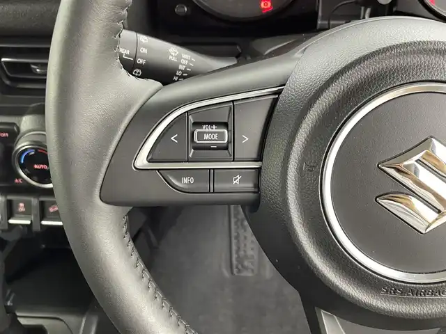 スズキ ジムニー XC 福井県 2023(令5)年 0.5万km ブルーイッシュブラックパール3 ALPINEフローティングディスプレイオーディオ/Bluetooth/USB/AppleCarPlay/AndroidAuto/AM/FM/スズキセーフティーサポート/・デュアルセンサーブレーキサポート/・車線逸脱警報機能/・標識認識機能/・誤発進抑制機能/・ふらつき警報機能/・先行車発進お知らせ機能/クルーズコントロール/プッシュスタート/スペアキー/シートヒーター /オートライト /LED/フォグライト/ヘッドライトウォッシャー/革巻きステアリング/ステアリングチルド機構/背面タイヤ/純正１６インチアルミ