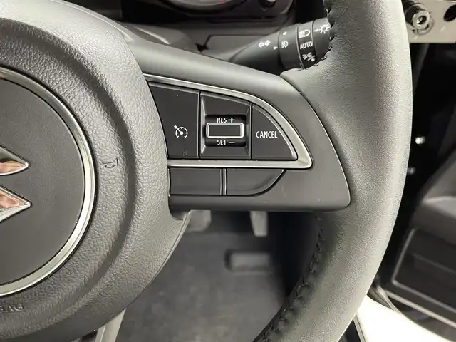 スズキ ジムニー XC 福井県 2023(令5)年 0.5万km ブルーイッシュブラックパール3 ALPINEフローティングディスプレイオーディオ/Bluetooth/USB/AppleCarPlay/AndroidAuto/AM/FM/スズキセーフティーサポート/・デュアルセンサーブレーキサポート/・車線逸脱警報機能/・標識認識機能/・誤発進抑制機能/・ふらつき警報機能/・先行車発進お知らせ機能/クルーズコントロール/プッシュスタート/スペアキー/シートヒーター /オートライト /LED/フォグライト/ヘッドライトウォッシャー/革巻きステアリング/ステアリングチルド機構/背面タイヤ/純正１６インチアルミ