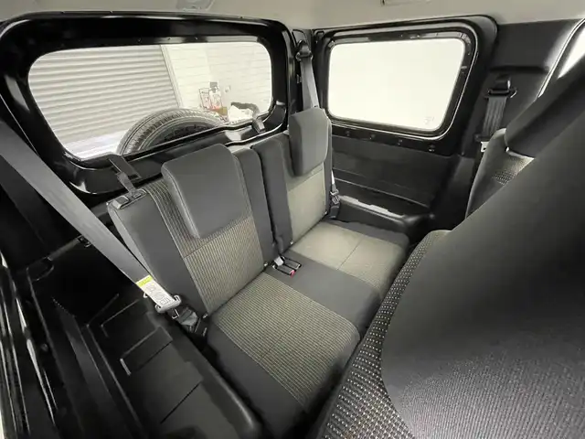 スズキ ジムニー XC 福井県 2023(令5)年 0.5万km ブルーイッシュブラックパール3 ALPINEフローティングディスプレイオーディオ/Bluetooth/USB/AppleCarPlay/AndroidAuto/AM/FM/スズキセーフティーサポート/・デュアルセンサーブレーキサポート/・車線逸脱警報機能/・標識認識機能/・誤発進抑制機能/・ふらつき警報機能/・先行車発進お知らせ機能/クルーズコントロール/プッシュスタート/スペアキー/シートヒーター /オートライト /LED/フォグライト/ヘッドライトウォッシャー/革巻きステアリング/ステアリングチルド機構/背面タイヤ/純正１６インチアルミ