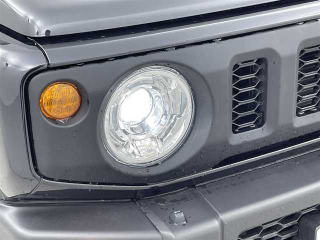 スズキ ジムニー XC 福井県 2023(令5)年 0.5万km ブルーイッシュブラックパール3 ALPINEフローティングディスプレイオーディオ/Bluetooth/USB/AppleCarPlay/AndroidAuto/AM/FM/スズキセーフティーサポート/・デュアルセンサーブレーキサポート/・車線逸脱警報機能/・標識認識機能/・誤発進抑制機能/・ふらつき警報機能/・先行車発進お知らせ機能/クルーズコントロール/プッシュスタート/スペアキー/シートヒーター /オートライト /LED/フォグライト/ヘッドライトウォッシャー/革巻きステアリング/ステアリングチルド機構/背面タイヤ/純正１６インチアルミ