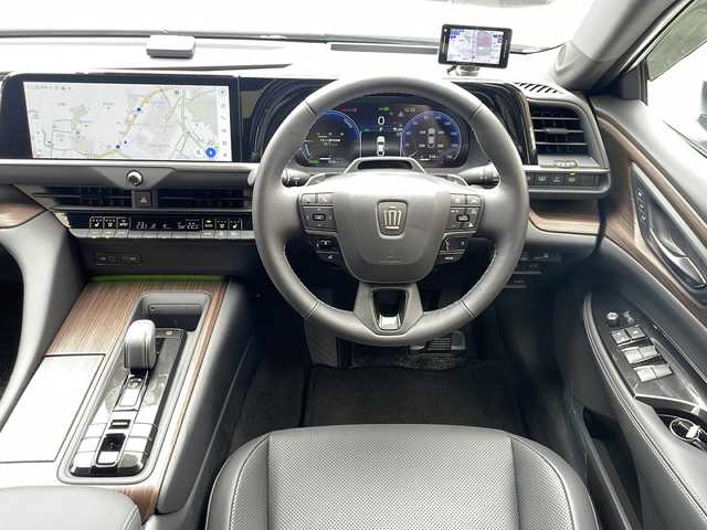トヨタ クラウン Z 広島県 2024(令6)年 0.6万km プレシャスシルバー /登録時走行距離/　　　　　　　5722キロ/ワンオーナー/純正ナビ/パノラミックビューモニター/地デジ/黒革シート/エアシート/PCS/HUD/エアロ/置くだけ充電/パワートランク/スペアキー×１/ビルトインETC/デジタルインナーミラー/新車時整備手帳/　　【保証書】/取扱説明書/