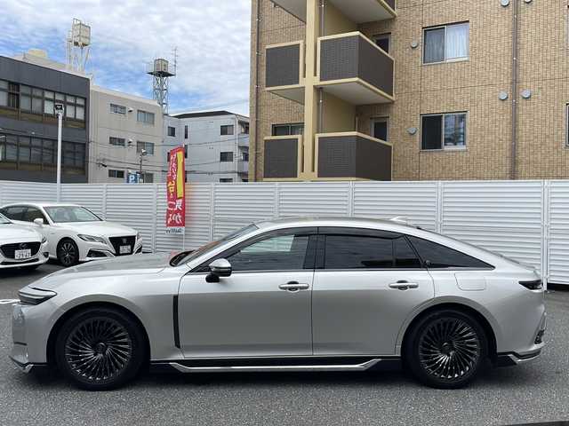 トヨタ クラウン Z 広島県 2024(令6)年 0.6万km プレシャスシルバー /登録時走行距離/　　　　　　　5722キロ/ワンオーナー/純正ナビ/パノラミックビューモニター/地デジ/黒革シート/エアシート/PCS/HUD/エアロ/置くだけ充電/パワートランク/スペアキー×１/ビルトインETC/デジタルインナーミラー/新車時整備手帳/　　【保証書】/取扱説明書/