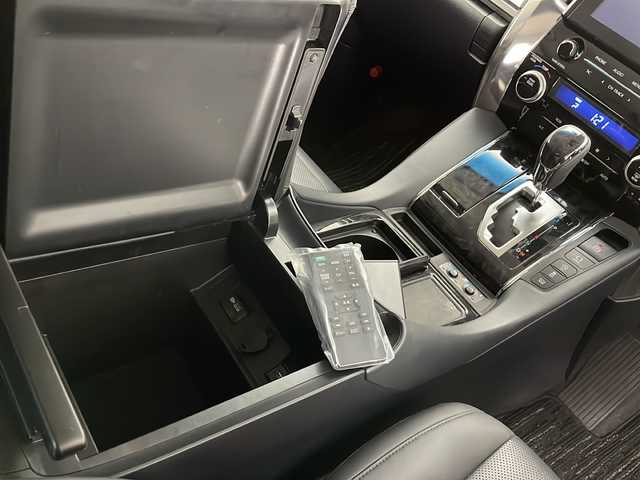 トヨタ アルファード S Cパッケージ 長野県 2020(令2)年 3.8万km ホワイトパールクリスタルシャイン 4WD/純正ディスプレイオーディオ&フルセグTV&USB&BT/純正フリップダウンモニター/トヨタセーフティセンス/アダプティブクルーズコントロール/レーントレーシングアシスト/プリクラッシュセーフティ/クリアランスソナー/リアクロストラフィックアラート/ブラインドスポットモニター/パーキングサポートブレーキ/ロードサインアシスト/アイドリングストップ/社外前後ドライブレコーダー/両側パワースライドドア/パワーバックドア/レザーシート/前席エアシート/前席シートヒーター/前席パワーシート/運転席シートメモリ/ステアリングスイッチ/ステアリングヒーター/ウォークスルー/オットマン/2列目サンシェード/2列目キャプテンシート/バックカメラ/ビルトインETC2.0/LEDヘッドライト/オートライト/フロントフォグランプ/電動格納ミラー/ウィンカーミラー/電動ホールド/オートホールド/純正18インチAW装着/純正フロアマット/ドアバイザー/プッシュスタート/スマートキー