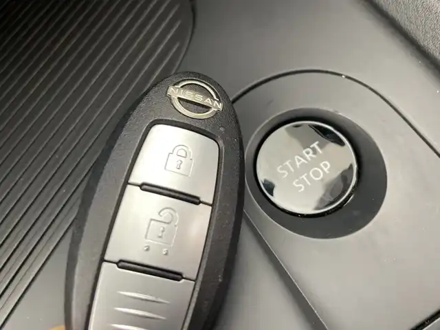 日産 ノート S 三重県 2021(令3)年 2.1万km ブリリアントシルバー 禁煙車　/純正９インチメモリーナビ/・フルセグTV/・CD/BT/SD/エマージェンシーブレーキ　/車線逸脱防止装置　/前後コーナーセンサー　/バックカメラ　/社外前方ドライブレコーダー　/サイド／カーテンエアバッグ　/純正ビルトインＥＴＣ/オートAC/電子サイドブレーキ/ブレーキオートホールド