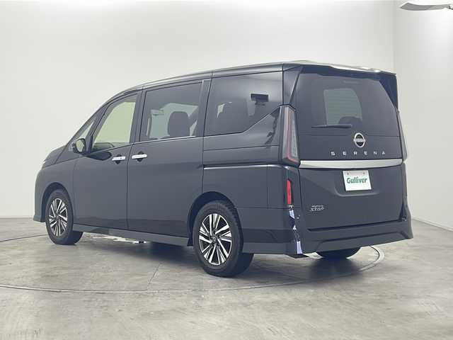 日産 セレナ ハイウェイスター V 群馬県 2023(令5)年 5.4万km ダイヤモンドブラック 純正12.3型ナビ　プロパイロット　衝突被害軽減ブレーキ　全周囲カメラ　アダプティブクルーズコントロール　両側電動スライド　ETC　置くだけ充電器　デジタルインナーミラー　パドルシフト　BSM 禁煙車