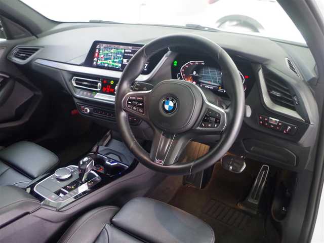 ＢＭＷ ＢＭＷ １１８ｄ Mスポーツ EDジョイ+ 兵庫県 2021(令3)年 2.6万km アルピンホワイトⅢ 登録時走行距離25770km/純正ナビ/バックカメラ/ワイヤレス充電/前後ドライブレコーダー/アンビエントライト/黒革シート/シートヒーター/パワーシート/衝突軽減ブレーキ/レーンキープアシスト/アクティブクルーズコントロール/LKA/BLIS/オートマチックハイビーム/Applecarplay/LEDヘッドライト