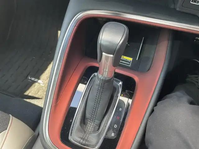 ホンダ ヴェゼル ハイブリッド e:HEV PLaY 千葉県 2023(令5)年 0.9万km サンドカーキパール パノラマルーフ/ホンダセンシング/・衝突軽減ブレーキ/レーンキープアシスト/・レーダークルーズコントロール・オートハイビーム/・クリアランスソナー・/ブラインドスポットモニター/・標識認識/踏み間違い防止/ホンダコネクトディスプレイナビ/・フルセグ/BT/USB/カープレイ/バックカメラ/ステアリングスイッチ/パドルシフト/ETC2.0/ワイヤレス充電/ハンズフリーパワースライドドア/ハーフレザーシート/シートヒーター(D/N席)/ステアリングヒーター/LEDヘッドライト/オートライト/フォグライト/スマートキー/プッシュスタート/純正フロアマット/純正18インチAW