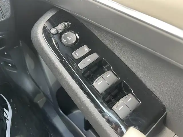 ホンダ ヴェゼル ハイブリッド e:HEV PLaY 千葉県 2023(令5)年 0.9万km サンドカーキパール パノラマルーフ/ホンダセンシング/・衝突軽減ブレーキ/レーンキープアシスト/・レーダークルーズコントロール・オートハイビーム/・クリアランスソナー・/ブラインドスポットモニター/・標識認識/踏み間違い防止/ホンダコネクトディスプレイナビ/・フルセグ/BT/USB/カープレイ/バックカメラ/ステアリングスイッチ/パドルシフト/ETC2.0/ワイヤレス充電/ハンズフリーパワースライドドア/ハーフレザーシート/シートヒーター(D/N席)/ステアリングヒーター/LEDヘッドライト/オートライト/フォグライト/スマートキー/プッシュスタート/純正フロアマット/純正18インチAW