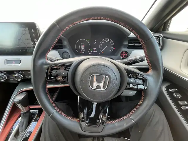 ホンダ ヴェゼル ハイブリッド e:HEV PLaY 千葉県 2023(令5)年 0.9万km サンドカーキパール パノラマルーフ/ホンダセンシング/・衝突軽減ブレーキ/レーンキープアシスト/・レーダークルーズコントロール・オートハイビーム/・クリアランスソナー・/ブラインドスポットモニター/・標識認識/踏み間違い防止/ホンダコネクトディスプレイナビ/・フルセグ/BT/USB/カープレイ/バックカメラ/ステアリングスイッチ/パドルシフト/ETC2.0/ワイヤレス充電/ハンズフリーパワースライドドア/ハーフレザーシート/シートヒーター(D/N席)/ステアリングヒーター/LEDヘッドライト/オートライト/フォグライト/スマートキー/プッシュスタート/純正フロアマット/純正18インチAW