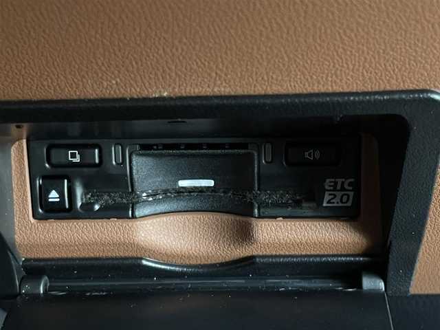 トヨタ ヴェルファイア ハイブリット Z プレミア 東京都 2024(令6)年 1.7万km プラチナホワイトパールマイカ 左右独立ムーンルーフ/トヨタチームメイト/・アドバンストパーク/・パーキングサポートブレーキ（周辺静止物）/・アドバンストドライブ/・緊急時操舵支援/・フロントクロストラフィックアラート/・レーンチェンジアシスト/・ドライバーモニターカメラ/セーフティセンス/・プリクラッシュセーフティ/・レーントレーシングアシスト/・全車速追従機能付レーダークルーズコントロール/・アダプティブハイビームシステム/・ロードサインアシスト/・ドライバー異常時対応システム/・プロアクティブドライビングアシスト/・発進遅れ告知機能/BSM/パーキングサポートブレーキ/12インチフリップダウンモニター/14インチディスプレイオーディオ/・車載ナビ/・地デジTV/・USB/HDMI/・AppleCarPlay/AndroidAuto/・ETC2.0/床下透過表示機能付パノラミックビューモニター/ヘッドアップディスプレイ/ドライブレコーダー/両側パワースライドドア/パワーバックドア/本革シート/シートヒーター/ベンチレーション/ステアリングヒーター