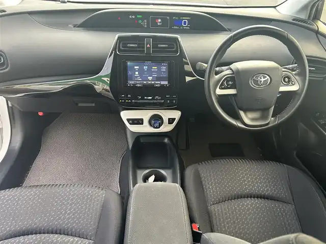 トヨタ プリウス S 静岡県 2017(平29)年 6.7万km 白 カロッツェリアナビ/・AVC-RZ500/・CD/DVD/Bluetooth/・AUX/iPod/FM/AM/ビルトインETC/ドライブモード/ＥＶモード/センターコンソール/ドアバイザー/スペアキー/バニティミラー
