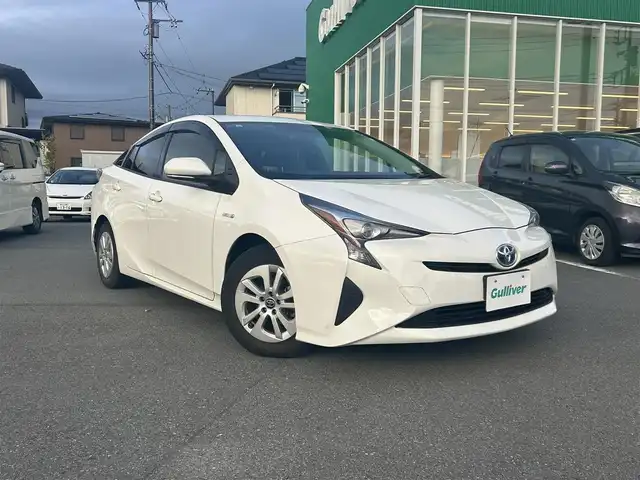 トヨタ プリウス S 静岡県 2017(平29)年 6.7万km 白 カロッツェリアナビ/・AVC-RZ500/・CD/DVD/Bluetooth/・AUX/iPod/FM/AM/ビルトインETC/ドライブモード/ＥＶモード/センターコンソール/ドアバイザー/スペアキー/バニティミラー