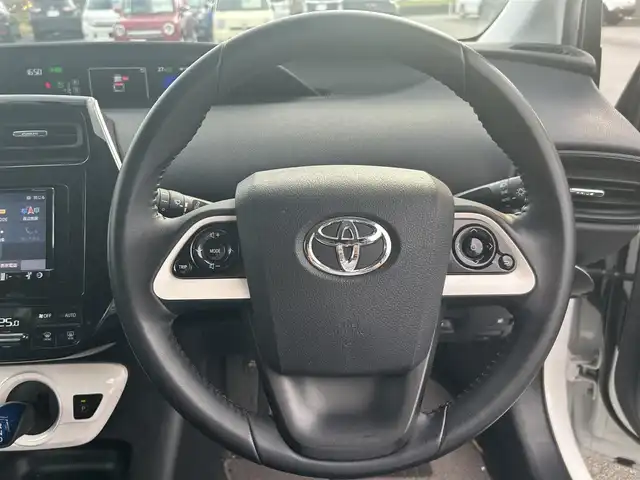トヨタ プリウス S 静岡県 2017(平29)年 6.7万km 白 カロッツェリアナビ/・AVC-RZ500/・CD/DVD/Bluetooth/・AUX/iPod/FM/AM/ビルトインETC/ドライブモード/ＥＶモード/センターコンソール/ドアバイザー/スペアキー/バニティミラー