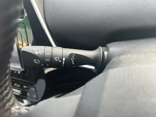 トヨタ プリウス S 静岡県 2017(平29)年 6.7万km 白 カロッツェリアナビ/・AVC-RZ500/・CD/DVD/Bluetooth/・AUX/iPod/FM/AM/ビルトインETC/ドライブモード/ＥＶモード/センターコンソール/ドアバイザー/スペアキー/バニティミラー